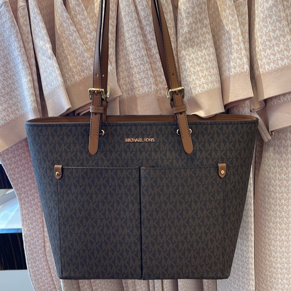 MICHAEL KORS JET SET TRAVEL MEDIUM DOUBLE POCKET TOTE 
BROWN SIGNATURE
NWT - Picture 8 of 16